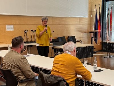 Daniela Tomczak, Geschäftsführerin des Jobcenters Kreis Unna, informiert über das Ziel der heutigen Veranstaltung.