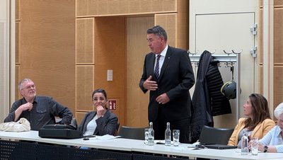 Landrat Mario Löhr begrüßt die Teilnehmenden des Beratungstisches Ehrenamt